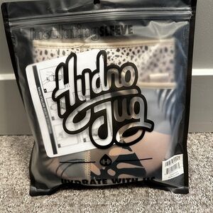 Hydrojug sleeve with pocket